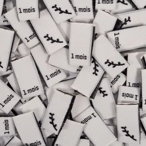 Étiquette de vêtement tissée en coton, rectangulaire, avec texte '1 Mois', lavable, à bord coupé à la chaleur et découpée au laser - Product Image 1