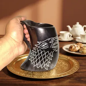Taza de cuerno de buey de lujo, grabada a mano, hecha a medida, taza vikinga de cuerno de buey natural, estilo medieval, para camping y fiestas, al mejor precio. - Product Image 1