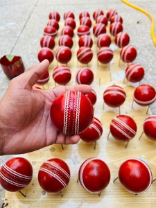 Pelota de Cricket Roja Hecha a Mano, Tamaño para Hombres, Mujeres, Jóvenes y Niños - Product Image 4