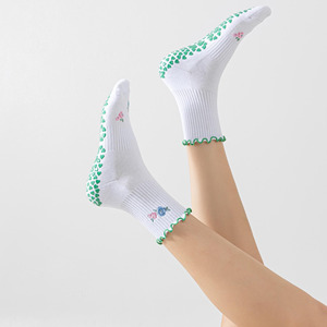 Calcetines tobilleros blancos con logotipo personalizado, diseño floral, ribete verde y suela antideslizante con forma de corazón - Product Image 3