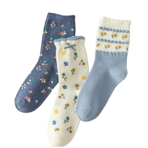 Logo personnalisé Vente en gros Chaussettes en coton pour femmes Bébé Bleu Floral Cartoon Design Style mignon Fabricant du Vietnam - Product Image 1