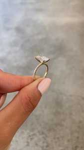 Anillo de Compromiso con Diamante Cultivado en Laboratorio de Corte Radiante de 4 Quilates, Certificación IGI, Piedras Laterales Blancas |   Anillo de Boda de Lujo Chapado en Oro de 18K | - Product Image 5