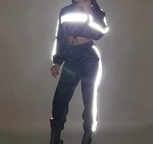 Conjunto Deportivo Personalizado para Mujer, Chaqueta Holgada con Cremallera y Capucha, Pantalones Deportivos, Cortavientos con Logotipo Reflectante, Venta al Por Mayor 2026 - Product Image 1