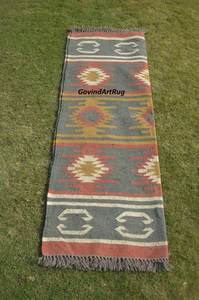 Tapis rectangulaire artisanal en laine tufté à la main, motif géométrique Kilim, écologique, pour salon, à poils moyens, nettoyage localisé, par Krafterscustom - Product Image 5