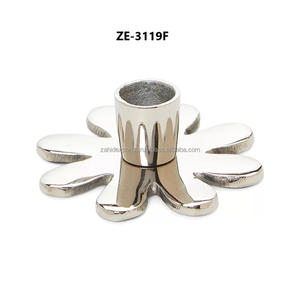 Porte-bougie décoratif en métal découpé en forme de fleur pour la décoration de la maison, support de bougie en métal fabriqué par Zahid Exports pour les occasions de Noël - Product Image 2