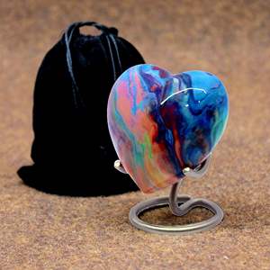 Urne funéraire moderne, élégante et durable en métal en forme de cœur avec support pour cendres humaines et d'animaux, pour la conservation des souvenirs. - Product Image 6