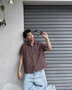 เสื้อเชิ้ตแขนสั้นทรงบ็อกซี่ปักลายแบบลำลองไม่มีปกสำหรับผู้ชายและผู้หญิง ผลิตโดยโรงงานเวียดนาม ผ้าฝ้าย 100% แห้งเร็ว เหมาะสำหรับฤดูร้อน น้ำหนัก 160 กรัม รับผลิตแบบ OEM ODM - Product Image 1