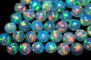 พลอยโอปอลเอธิโอเปียธรรมชาติ ทรงเหลี่ยมเจียระไนแบบคาโบชอง สีสันสวยงาม หลากสี พร้อมประกายไฟ ใช้เป็นพลอยประจำเดือนเกิด เหมาะสำหรับทำเครื่องประดับ - Product Image 2