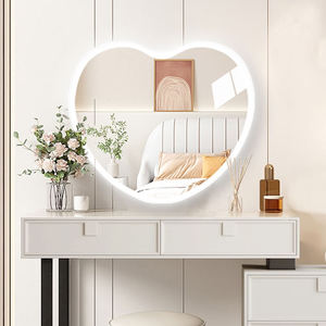 Miroir mural en verre en forme de cœur Daystar TradeLuxury avec rétroéclairage LED et capteur tactile pour salle de bain moderne et décoration intérieure - Product Image 4