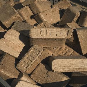 Briquettes et granulés de bois RUF de haute qualité, densité 600-800 kg/m³, diamètre 6-8 mm - Product Image 1