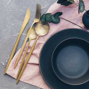 Juego de cubiertos de acero inoxidable dorado premium con acabado espejo, cuchara, tenedor y cuchillo para bodas, fiestas y uso al aire libre. - Product Image 3