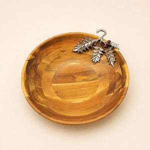 Bol à salade artisanal en bois d'acacia avec accent festif en argent et baies de houx, bol de service décoratif écologique de qualité supérieure pour la maison - Product Image 4