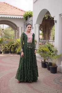 Magnifique robe longue en soie pour femme, style indien, pour les Navratri, avec travail de miroirs et bordure en dentelle, élégante, pour les fêtes. - Product Image 3