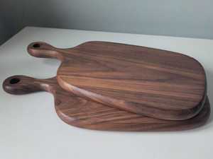 เขียงไม้วอลนัทแท้ งานแฮนด์เมด พร้อมหูจับ ผิวเรียบเนียน สำหรับหั่นหรือเสิร์ฟ - Product Image 4
