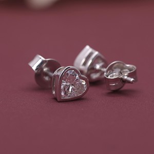 Boucles d'oreilles solitaires en diamant de laboratoire certifié IGI, forme cœur, serties clos en or 18 carats - Product Image 5