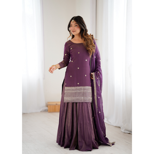 Elegante conjunto de kurta y lehenga para mujer en seda chanderi romana pura con brillo, con dupatta bordada con lentejuelas y trabajo dori jari. - Product Image 1