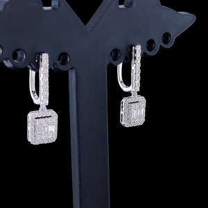 Pendientes Colgantes con Halo de Esmeraldas y Diamantes Cultivados en Laboratorio con Certificación IGI, Corte E VVS |   Plata 925 Chapada en Oro de 2.50g para Regalo - Product Image 3