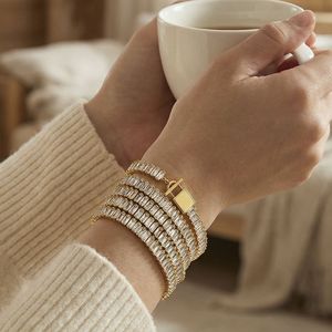 Pulsera de tenis de acero inoxidable chapada en oro PVD de 18 quilates, impermeable, con circonitas, joyería premium - Product Image 3