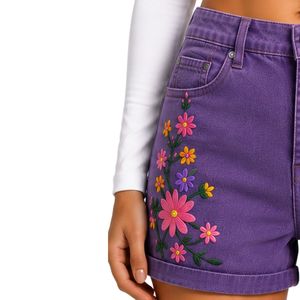 Shorts en jean taille haute pour femmes, couleur violette, avec broderie florale colorée, shorts décontractés d'été, fabricant OEM ODM sur mesure - Product Image 3