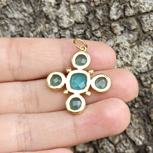 Colgante de Cruz Espiritual Cristiana con Gema de Calcedonia Aqua Corte Cojín, Chapado en Oro de 18K sobre Latón Sólido, para Collares - Product Image 5
