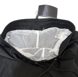 Pantalones Cortos Deportivos Negros para Hombre, Cintura Media, Secado Rápido, Tela Satinada, Estilo Casual - Product Image 4