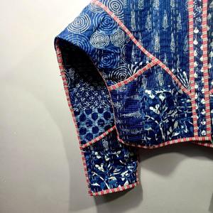Chaqueta corta acolchada de invierno Kantha azul |   Abrigo Reversible de Algodón con Estampado Floral y Cierre de Botones de Cuerno - Product Image 3