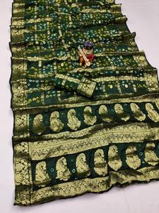 Sari Tradicional Gujarati Gharchola de Seda con Arte Bandhani, Patrón de Cuadros Zari, para Novias, Bodas, Festivales, Ropa Étnica - Product Image 3