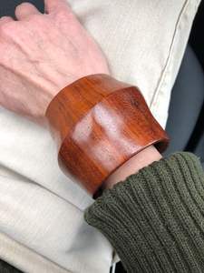 กำไลข้อมือแฟชั่นสไตล์อาร์ตเดโคจากไม้พรีเมียมของอินเดียสำหรับผู้หญิงและเด็กผู้หญิง พร้อมเคลือบป้องกันพิเศษเพิ่มความทนทาน ประดับด้วยชาร์มทองแดง - Product Image 2