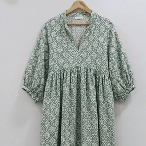 ชุดเดรสผ้าฝ้ายแท้ 100% พิมพ์ลายด้วยมือ ระบายอากาศได้ดี งานแฮนด์เมด สไตล์อินเดียลายดอกไม้ โบโฮ เอวธรรมชาติ ความยาวปานกลาง เหมาะสำหรับใส่ในฤดูร้อน - Product Image 1