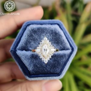 Bague de fiançailles Charm Jewells en moissanite taille coussin certifiée IGI, plaquée or 18 carats, sertie à griffes, alliance classique pour femme 3 - Product Image 1