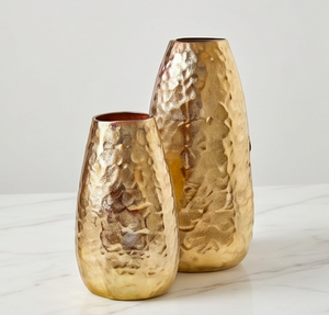 Vase en métal martelé doré élégant pour la décoration intérieure moderne, parfait pour les fleurs artificielles, la table d'entrée ou l'affichage sur étagère. - Product Image 3