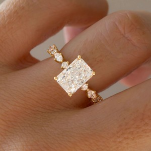 Anillo de Compromiso de Oro Amarillo de 14K con Diamante Cultivado en Laboratorio de Corte Radiante de 2.5CT y Piedras Laterales en Racimo, Venta al Por Mayor - Product Image 3