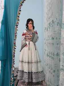 Ropa Afgana Kuci de Primera Calidad, Vibrante y de Gran Peso, 3 Piezas de Vestidos Afganos Hechos a Mano a Precio de Mayoreo - Product Image 6