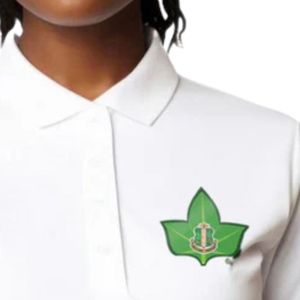 เสื้อโปโลสีขาว AKA Ivy Crest แขนสั้นสำหรับผู้หญิง ปักลายที่ปกเสื้อ สไตล์ลำลอง เหมาะสำหรับเล่นกอล์ฟ พร้อมโลโก้รูปโล่สีเขียว - Product Image 6