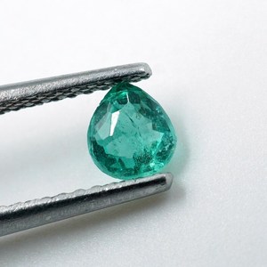 พลอยมรกตแซมเบีย ยี่ห้อ HAYAAT GEMS น้ำหนัก 0.20 กะรัต รูปทรงลูกแพร์เจียระไนแบบมรกต ขนาด 4.5x4x2.5 มม. สำหรับทำเครื่องประดับ - Product Image 3