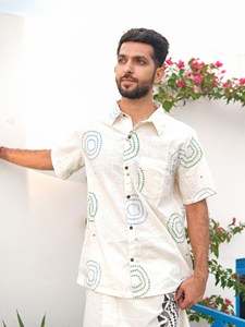 Chemise à manches courtes pour homme en coton blanc, imprimé Bandhani, artisanale, authentique, style traditionnel du Rajasthan, tie-dye, décontractée, pour l'été - Product Image 1