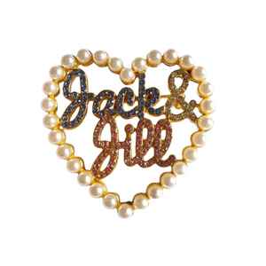 Broche de Perlas con Forma de Corazón y Letras con Pedrería, Joyería de Moda, Regalo para Mujer, Marca Jack and Jill - Product Image 1