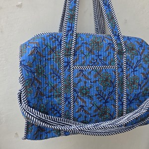 Bolsa de Lona Acolchada de Algodón con Diseño Floral Azul, Hecha a Mano, Sostenible, Artesanal, Ligera, de Gran Capacidad, para Viajes de Fin de Semana - Product Image 4