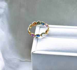 Anillo de Eternidad Delgado de Oro de 18K, Hecho a Mano, con Múltiples Zafiros Naturales, Corte Ovalado, Gema Arcoíris - Product Image 6