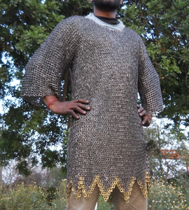 Camisa de Cota de Malla Medieval Hecha a Mano, Manga Corta, de Acero Suave, con Anillos Remachados Planos, Acabado Aceitado, Diseño en Zig Zag, Armadura - Product Image 1