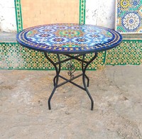 Table ronde en mosaïque artisanale, robuste et écologique, avec finition résistante aux intempéries, design artistique, motifs de carreaux personnalisés