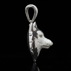 Colgante Personalizado con Cabeza de Lobo Alfa, Incrustado con Diamantes Blancos y Negros, Hecho a Mano en Oro Blanco 925 con Micropavé Detallado - Product Image 2