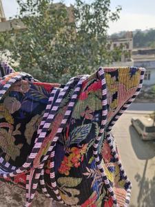 Bolso Tote Floral Acolchado Hecho a Mano, Bolsos de Hombro de Terciopelo de Algodón, Bolso de Mercado Reversible con Diseño de Patchwork - Product Image 2