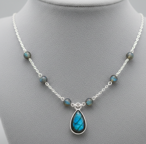 Collier en argent sterling plaqué or 18 carats avec pendentif goutte en labradorite et pierre ronde, 16 pouces, bijoux de guérison en pierres précieuses - Product Image 1