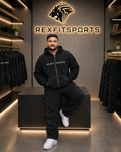 ชุดวอร์มผู้ชาย Rexfit สีดำ ผ้าฟลีซ ลายปักด้านข้าง ชุดกีฬาแบบกำหนดเอง เสื้อฮู้ดดี้ กางเกงจ็อกเกอร์ ชุดวอร์ม 2 ชิ้น - Product Image 3