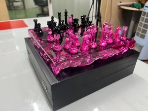 Ensemble d'échecs en résine personnalisé avec boîte, pièces d'échecs de luxe, design artistique fait main pour les nouveaux joueurs - Product Image 1