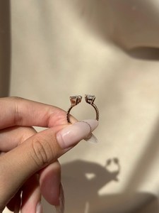 Anillo Toi et Moi con diamantes radiantes y de talla pera en oro amarillo macizo con banda pavé, anillo de compromiso clásico de dos piedras con cuatro puntas. - Product Image 3