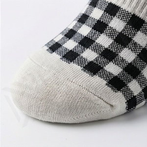 Chaussettes ras du cou en coton tricoté respirant à motif écossais, style décontracté pour adulte, design à carreaux blanc et noir - Product Image 6