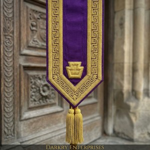 Écharpe maçonnique personnalisée en velours violet avec broderie à la main en fil de bullion doré, franges et pompons faits main, sur mesure - Product Image 1