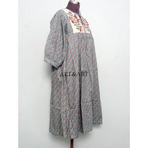 Robe d'été moderne en coton tricoté pour femme, coupe trapèze, col en V, bretelles ajustables à pompons, confortable, respirante, imprimé floral, naturel - Product Image 4